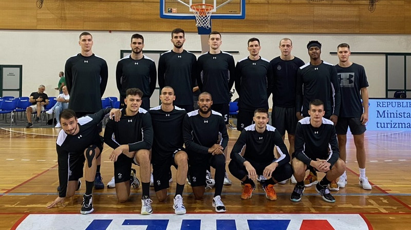 Rodions Kurucs un "Partizan" basketbolisti 2021. gada 1. septembrī Opatijā. Foto: Partizan