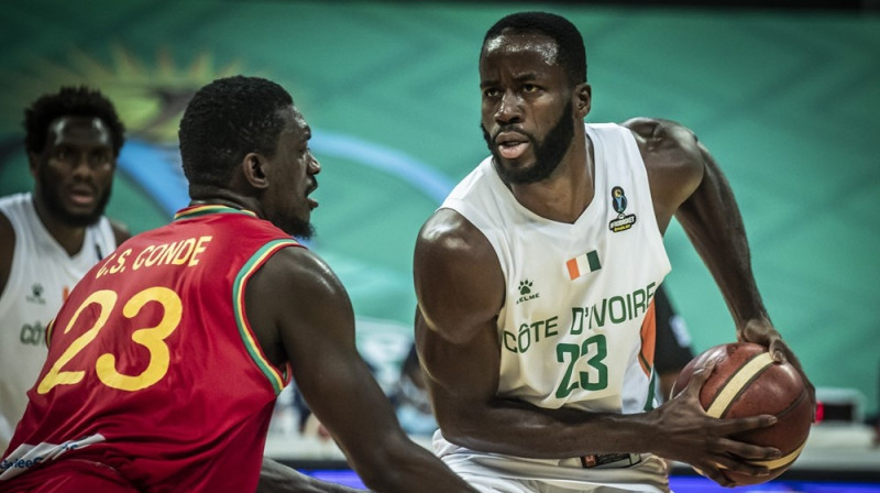 Kotdivuāras izlases basketbolists Sedriks Bā ar bumbu. Foto: FIBA