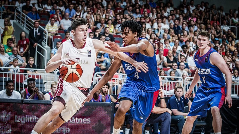 Oskars Hlebovickis 2018. gada Eiropas U18 čempionāta ceturtdaļfinālā pret Lielbritāniju. Foto: FIBA