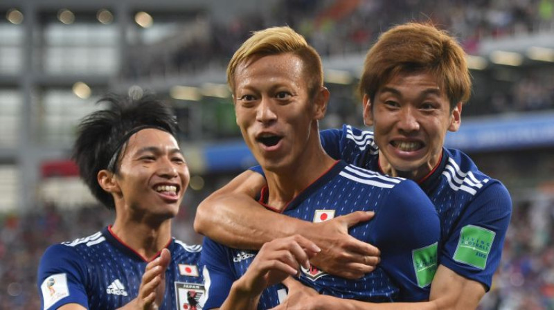 Keisuke Honda tiek sveikts ar vārtu guvumu. Foto: Chine Nouvelle/Sipa/Scanpix