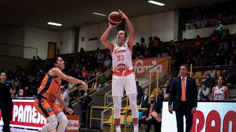 Kitija Laksa: 22 punkti uzvarā pār "Ragusa". Foto: EuroLeague Women