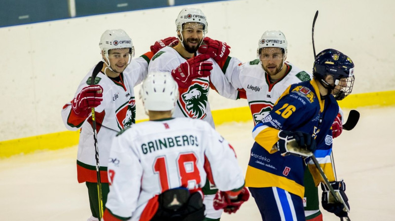 Linards Mazurs-Mago (centrā) svin vārtu guvumu. Foto: Guntis Lazdāns/Optibet Hokeja Līga