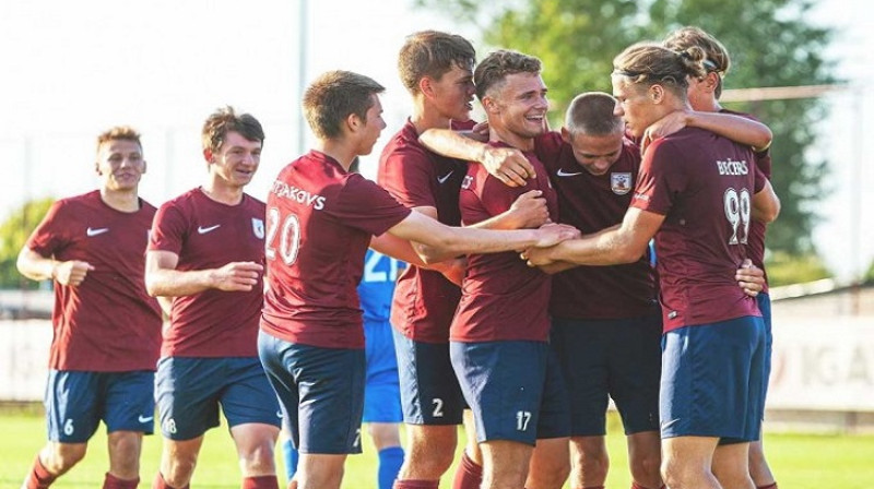 Jelgavas U18 futbolisti priecājas par uzvaru. Foto:Ruslans Antropovs