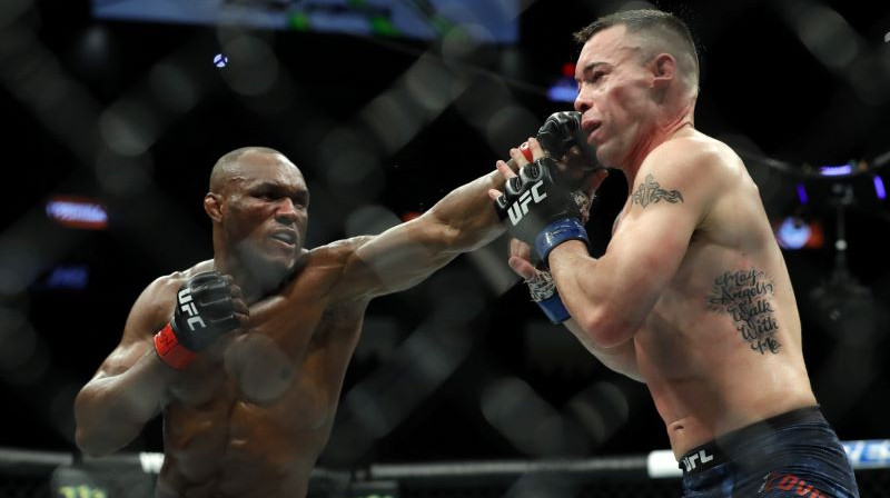 Kamaru Usmans (pa kreisi) un Kolbijs Kovingtons pirms diviem gadiem sagādāja vienu no labākajām titulcīņām UFC vēsturē. Foto: AFP/Scanpix