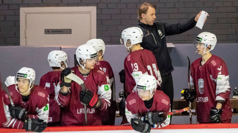 Latvijas U20 izlases hokejisti un galvenais treneris Kārlis Zirnis. Foto: Guntis Lazdāns/LHF