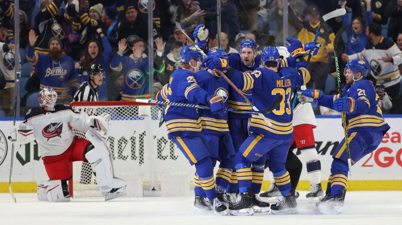 Zemgus Girgensons un maiņas biedri sarūgtina Jonasu Korpisalo Foto: AFP/Scanpix