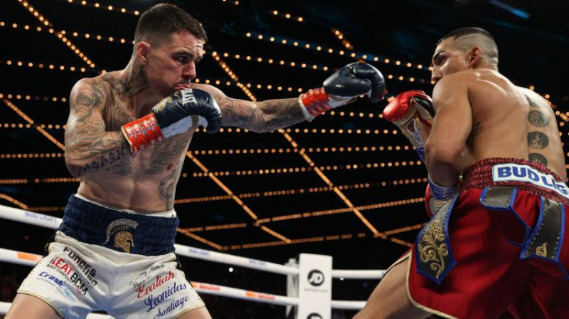 Džordžs Kambososs cīņā pret Teofimo Lopesu. Foto: Matchroom Boxing