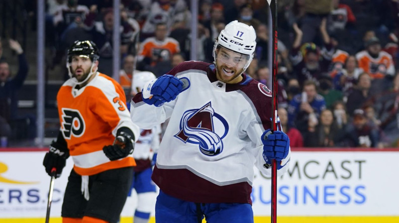 Kolorādo "Avalanche" uzbrucējs Taisons Džosts svin vārtu guvumu. Foto: Matt Slocum/AP/Scanpix