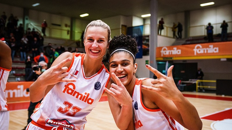 Kitija Laksa un Džesmina Kīza. Foto: EuroLeague Women