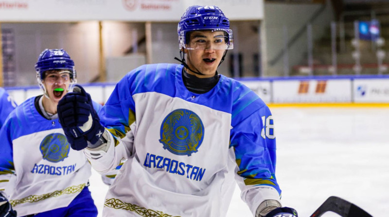 Kazahstānas U20 izlases hokejisti svin vārtu guvumu. Foto: iihf.com
