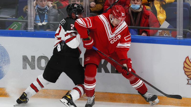 Brendons Gormlijs (Nr. 2) cīņā pie laukuma apmales pret Jegoru Korškovu. Foto: Yuri Kochetkov/EPA/Scanpix