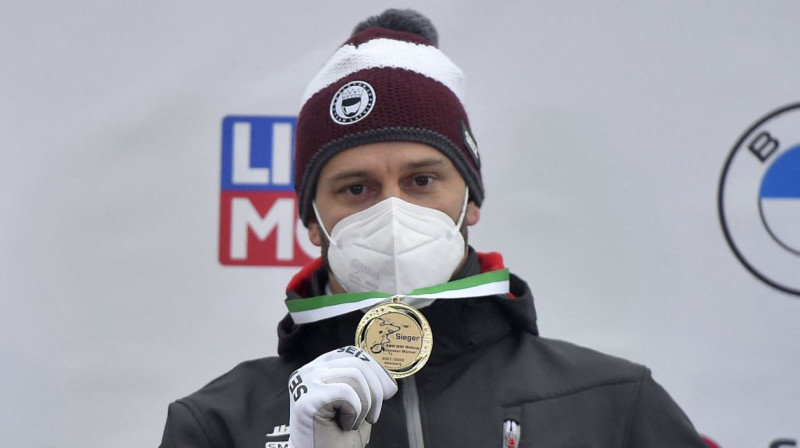 Martins Dukurs ar Altenbergā izcīnīto zelta medaļu. Foto: Reuters/Scanpix