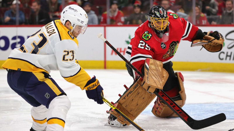 Nešvilas "Predators" uzbrucējs Roko Grimaldi un Čikāgas "Blackhawks" vārtsargs Marks-Andrē Flerī. Foto: Jonathan Daniel/AFP/Scanpix