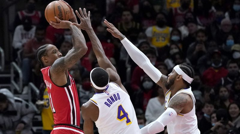 Demārs Derouzens un "Lakers" spēlētāji. Foto: AP/Scanpix