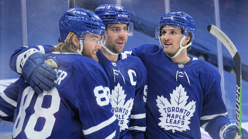 Toronto "Maple Leafs" otrā virknējuma uzbrucēji Viljams Nīlanders (Nr. 88), Džons Tavaress (centrā) un Aleksandrs Kerfuts. Foto: John E. Sokolowski/USA Today Sports/Scanpix