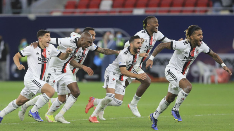 Stambulas "Beşiktaş" futbolisti svin uzvaru 11 metru sitienu sērijā. Foto: Hussein Sayed/AP/Scanpix