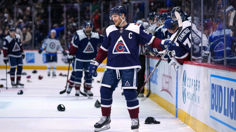 Kolorādo "Avalanche" uzbrucējs Gabriels Landeskūgs pēc "hat-trick" sasniegšanas. Foto: Jack Dempsey/AP/Scanpix