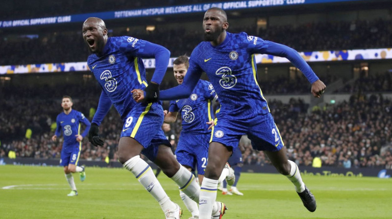 Antonio Rīdigers (Nr. 2) un citi Londonas "Chelsea" futbolisti svin vārtu guvumu. Foto: Peter Cziborra/Reuters/Scanpix