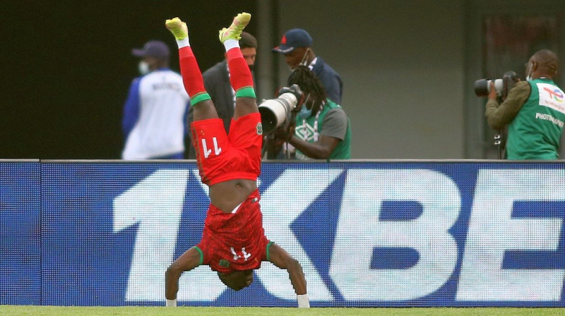 Malāvijas izlases futbolists Gabadinjo Mango svin vārtu guvumu. Foto: CAF