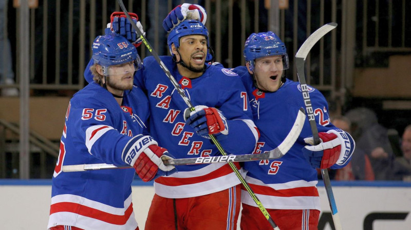 Ņujorkas "Rangers" hokejisti Raiens Lindgrens (Nr. 55), Raiens Rivzs (Nr. 75) un Ādams Fokss (Nr. 23) svin vārtu guvumu. Foto: Brad Penner/USA Today Sports/Scanpix