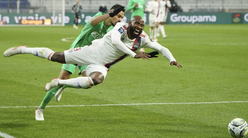 Musa Dembelē kritienā "Saint-Etienne" soda laukumā. Foto: Laurent Cipriani/AP/Scanpix