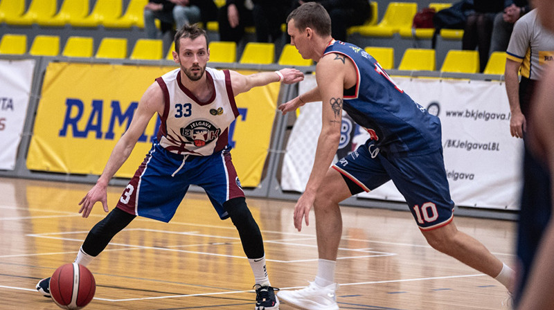 Kristaps Pļavnieks uzbrukumā pret Nauri Miezi. Foto: BK Jelgava