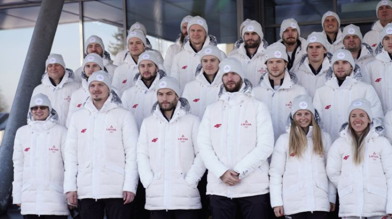 Latvijas hokeja izlase ar citiem olimpiešiem pirms izlidošanas uz Pekinu. Foto: Foto: Mārtiņš Ziders/ Rīgas Viļņi/Olimpiade.lv