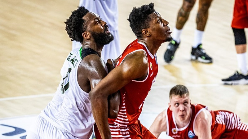 Jankuba Sima atbloķē Gabrielu Olaseni. Foto: FIBA CL