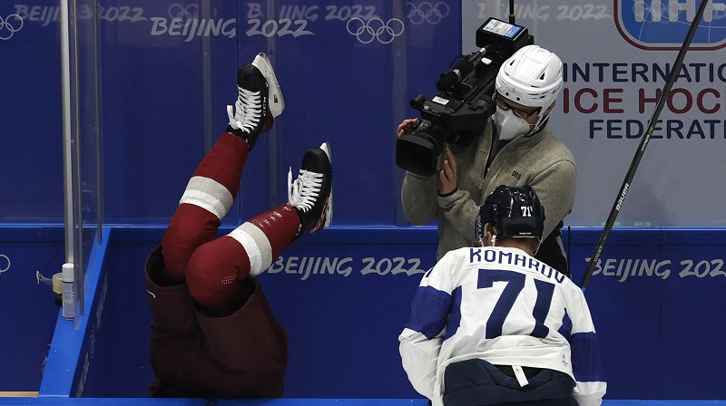 Leo Komarovs un Uvja Balinska kritiens pāri bortam. Foto: Reuters/Scanpix