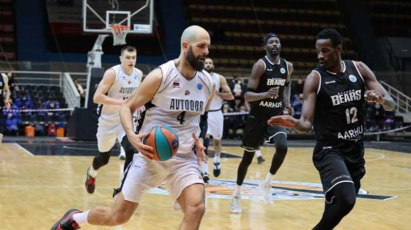 Žeļko Sakičs ar bumbu. Foto: FIBA Europe Cup