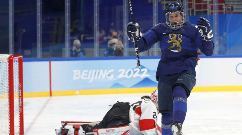 Somijas izlases hokejiste Suzanna Tapani svin vārtu guvumu. Foto: David Cerny/Reuters/Scanpix