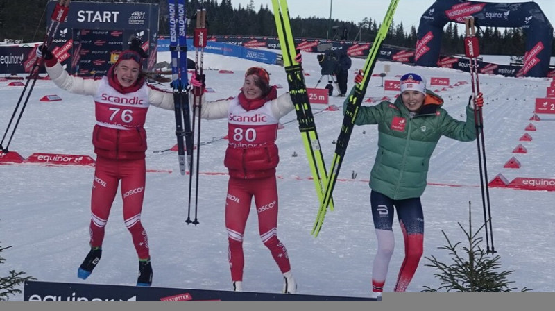 Pirmo trīs vietu ieguvējas priecīgas par sasniegto. Foto: Erik Borg.