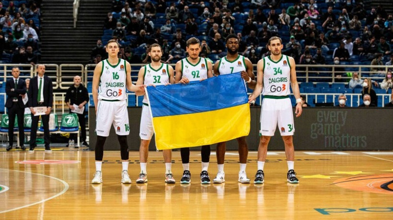 ''Žalgiris'' turpina izteikt atbalstu Ukrainai arī izbraukumā. No kreisās: Karolis Lukošūns, Jānis Strēlnieks, Edgars Ulanovs, Džošs Nībo un Tailers Kavano. Foto: Žalgiris Kaunas Twitter