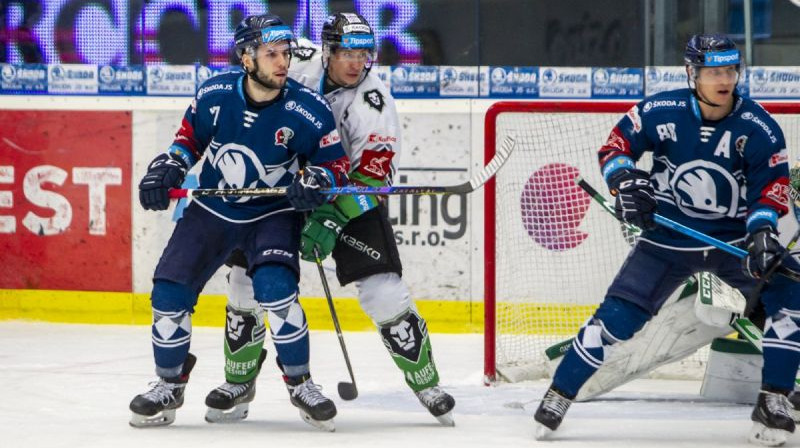 Mārtiņš Dzierkals pie pretinieku vārtiem. Foto: hcplzen.cz