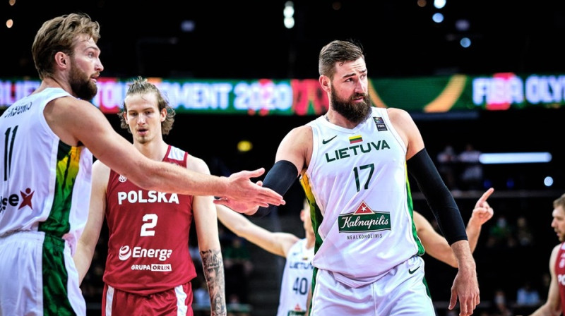 No kreisās: Domants Sabonis un Jons Valančūns olimpiskajā kvalifikācijā. Foto: FIBA