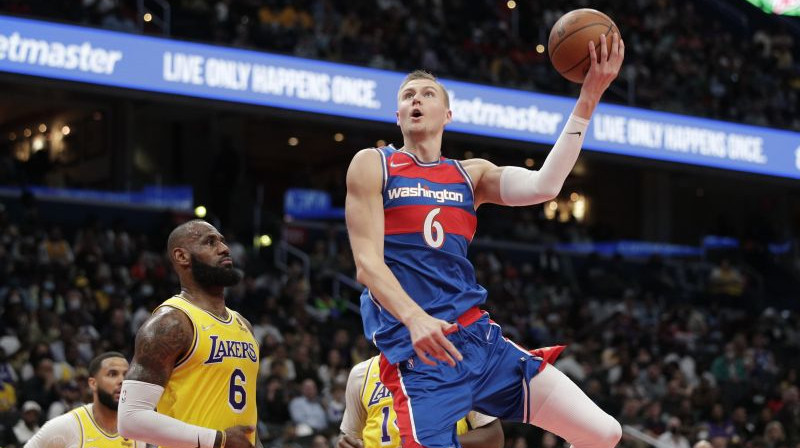 Lebrons Džeimss un Kristaps Porziņģis. Foto: AP/Scanpix