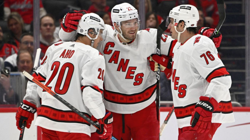 Karolīnas "Hurricanes" hokejisti svin vārtu guvumu. Foto: Brad Mills/USA Today Sports/Scanpix