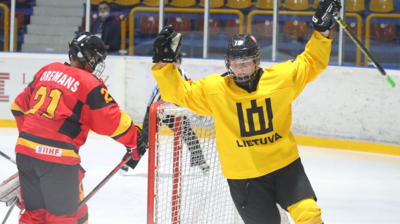 Lietuvas izlases hokejiste Klāra Mjullere svin vārtu guvumu. Foto: IIHF
