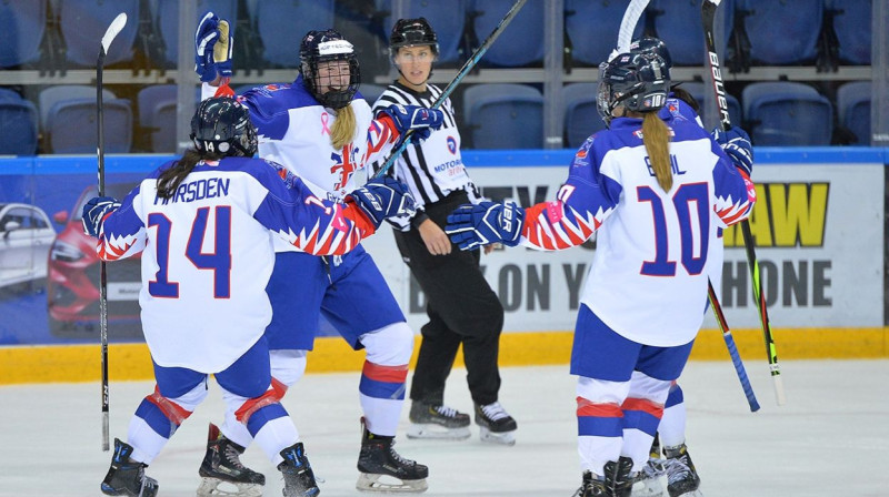 Lielbritānijas izlases hokejistes svin vārtu guvumu. Foto: IIHF