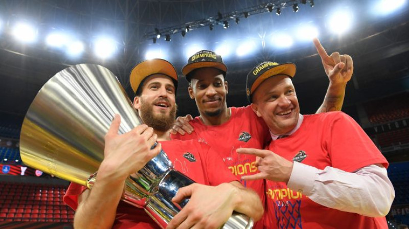 Maskavas CSKA prezidents Andrejs Vatutins (no labās) ar Eirolīgas trofeju. Foto: AFP/Scanpix