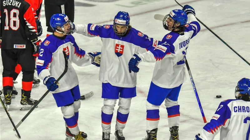 Slovākijas U18 izlases hokejisti svin vārtu guvumu. Foto: hockeyslovakia.sk