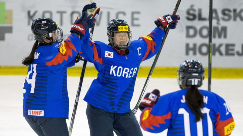 Dienvidkorejas izlases hokejistes svin vārtu guvumu. Foto: Polski Hokej