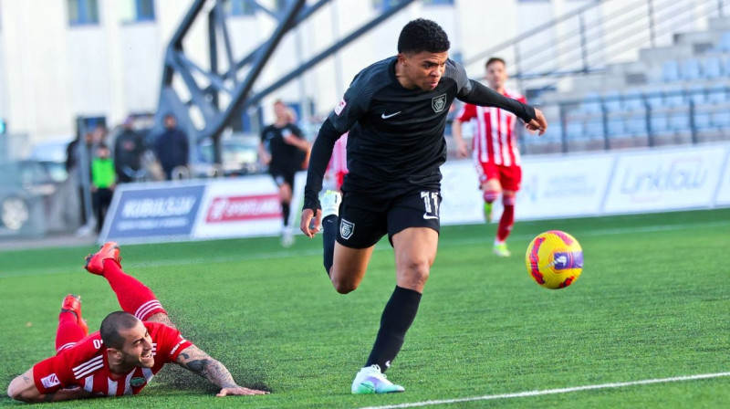 Kamilo Mena uzbrukumā. Foto: Jānis Līgats/Valmiera FC