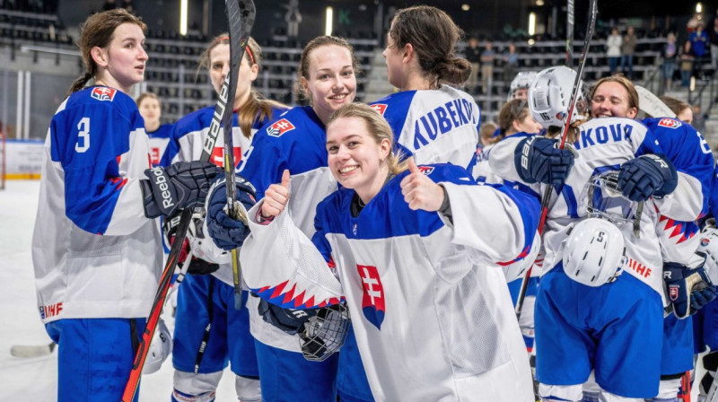 Slovākijas izlases hokejistes svin bronzas godalgu izcīnīšanu. Foto: Theo Bariller-Krine/IIHF