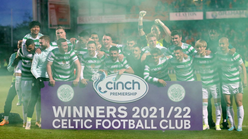 Glāzgovas "Celtic" futbolisti svin Skotijas čempionu titula atgūšanu. Foto: Russell Cheyne/Reuters/Scanpix