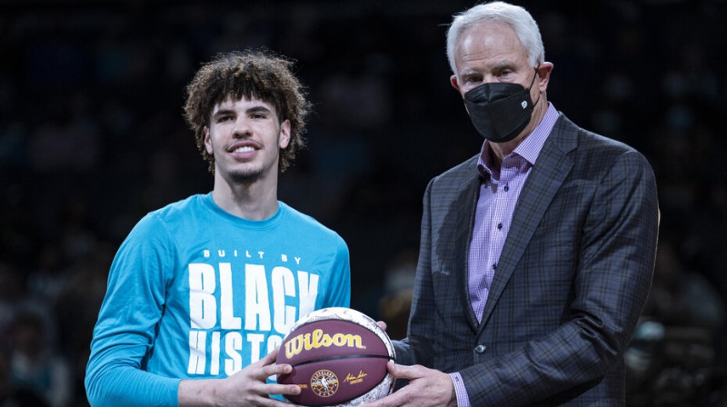 Mičs Kupčaks (pa labi) un Lamelo Bols. Foto: SPO/Scanpix