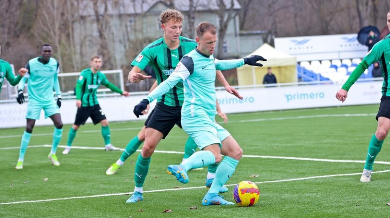 Alvis Jaunzems pret Iļju Korotkovu. Foto: Jānis Līgats/Valmiera FC