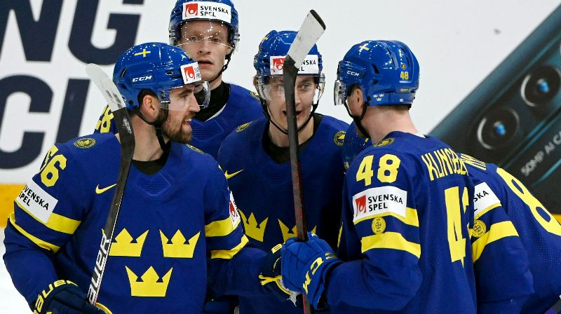 Zviedrijas hokejisti pēc vārtu guvuma. Foto: AP/Scanpix