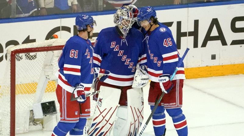 Ņujorkas "Rangers" hokejisti sveic vārtsargu Igoru Šestjorkinu. Foto: John Minchillo/AP/Scanpix