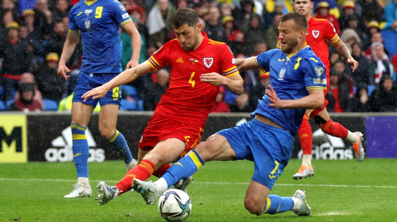 Andrijs Jarmolenko un Bens Deivīss cīņā par bumbu. Foto: Matthew Childs/Reuters/Scanpix